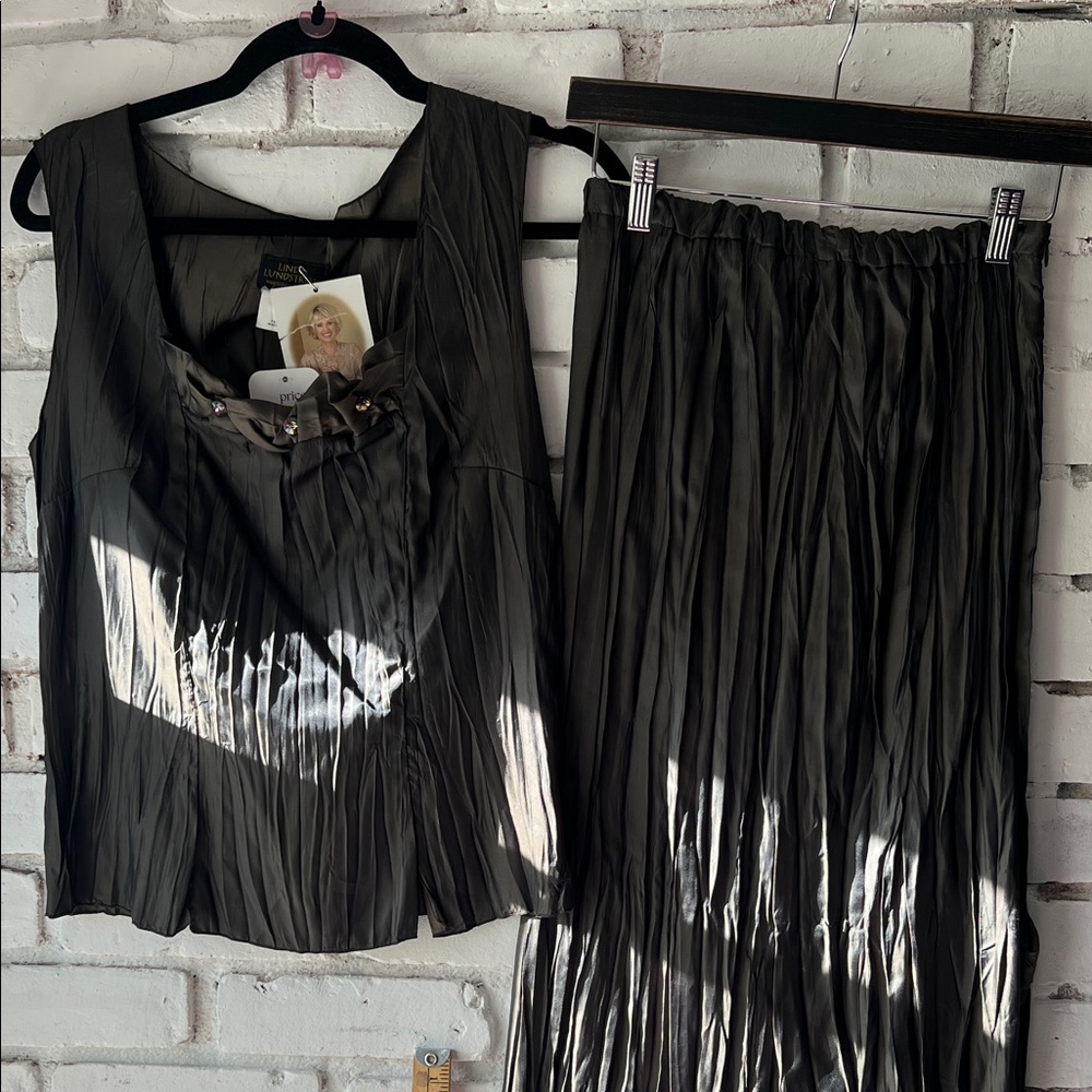 Pleated dark grey Two-Piece Skirt Set - Linda lundstrom